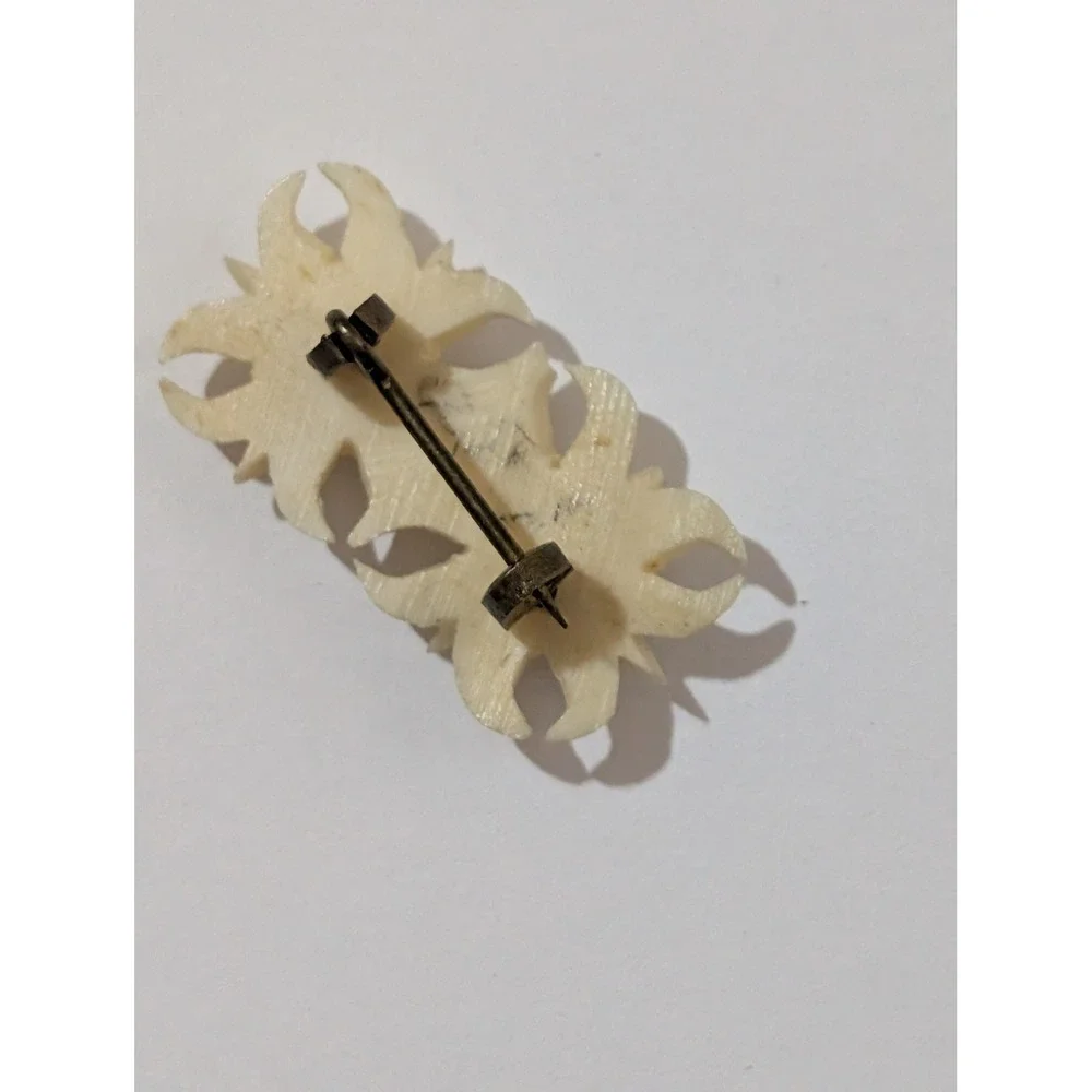 Vintage Carved Double Edelweiss Flower Brooch Pin Cream Alpine Floral Jewelry